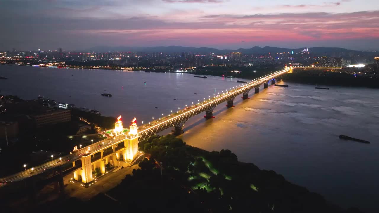 夜幕下的南京长江大桥，江苏南京视频素材