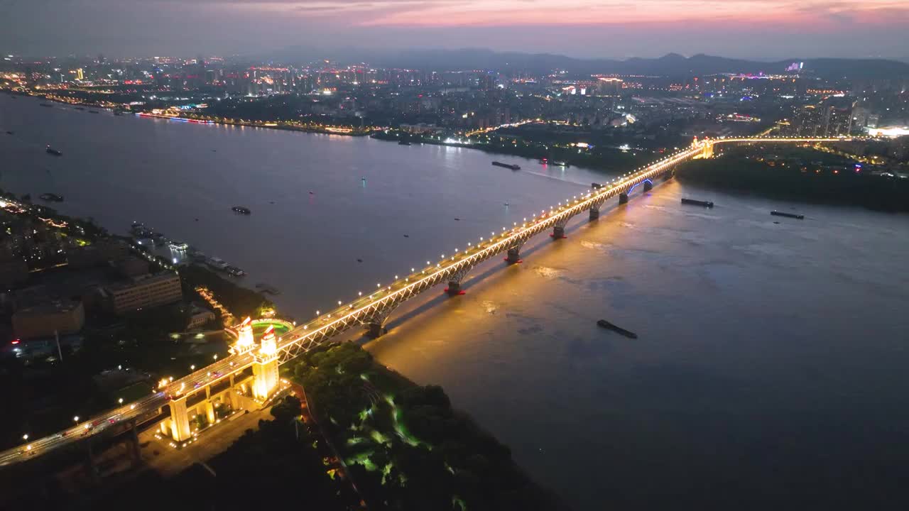 夜幕下的南京长江大桥，江苏南京视频素材