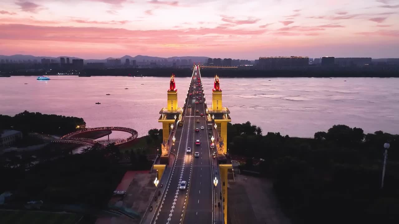 晚霞映照的南京长江大桥，江苏南京视频素材