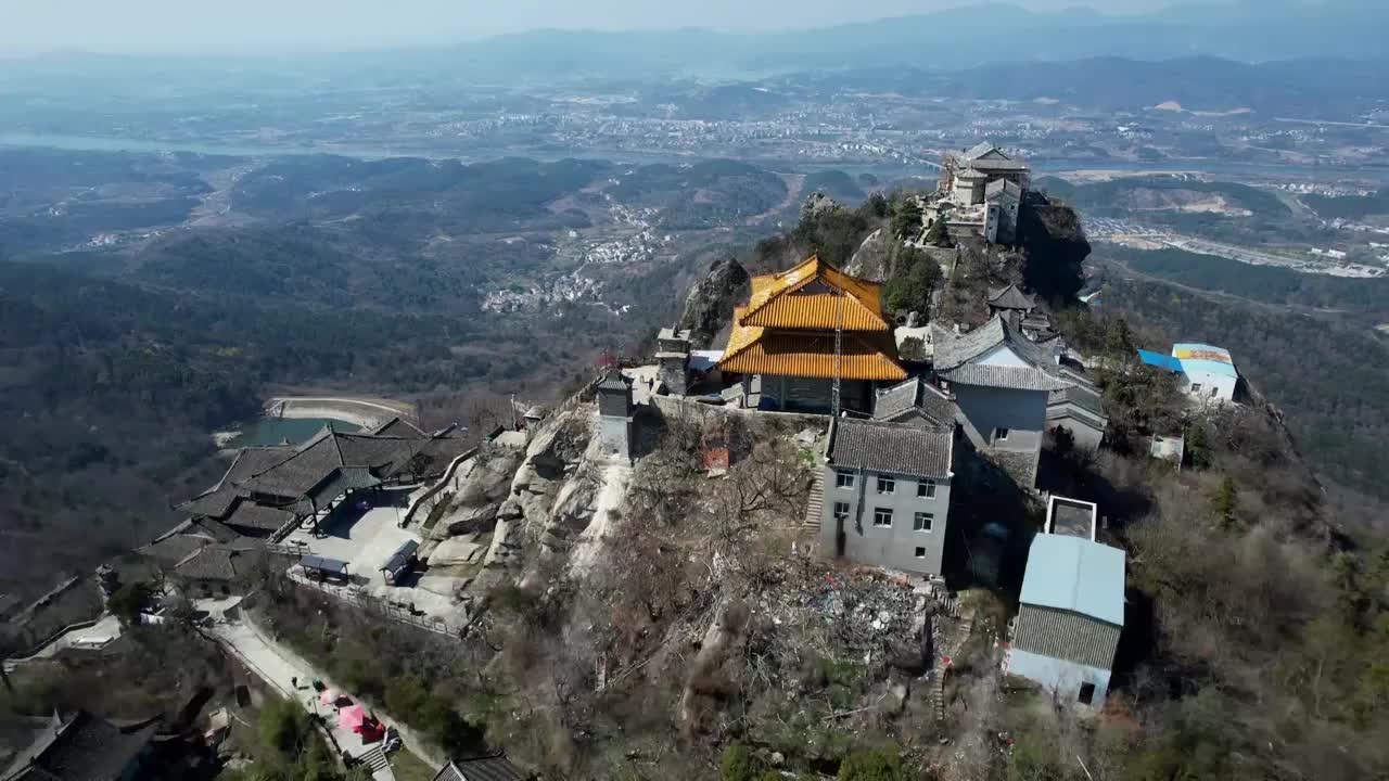 武汉市黄陂木兰山是千年香火圣地，每年海内外香客游人络绎不绝。视频素材