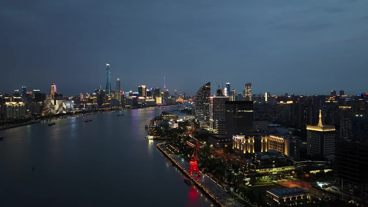 低空航拍上海黄浦江外滩夜景蓝调时刻视频素材