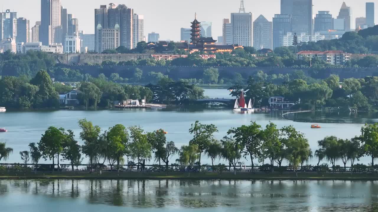 游览南京玄武湖远观鸡鸣寺视频素材