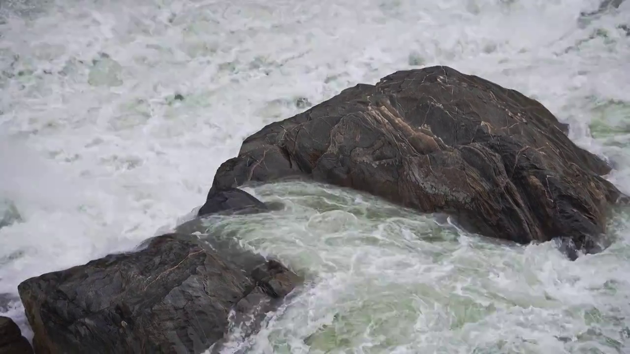 云南香格里拉虎跳峡湍急水流和礁石视频素材