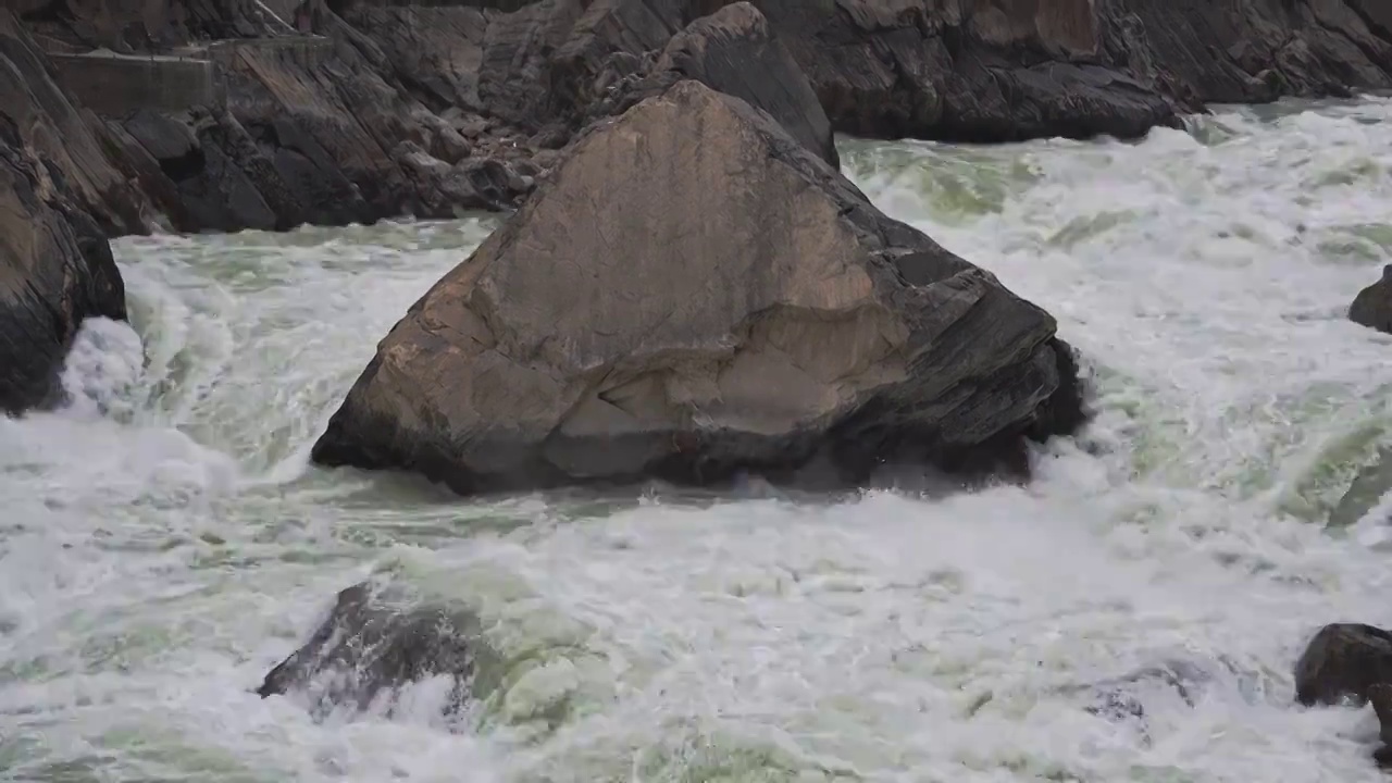 云南香格里拉虎跳峡湍急水流和礁石视频素材