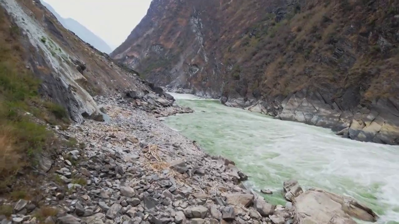 云南香格里拉虎跳峡湍急水流和礁石视频素材