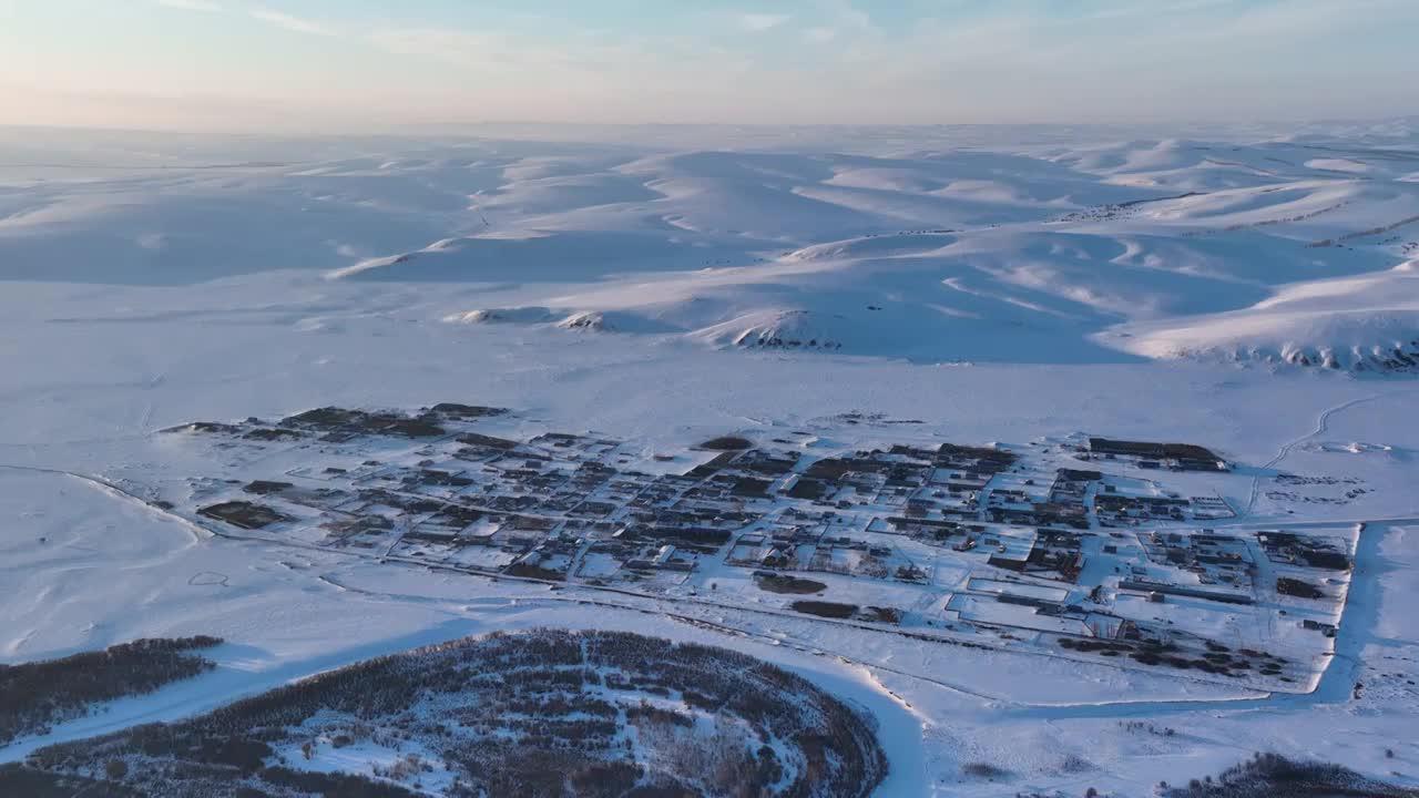 航拍苍茫雪原农场版画雪村暮色视频素材