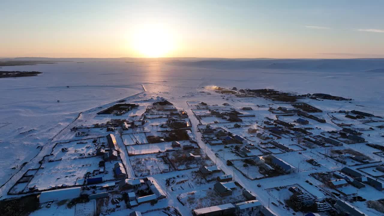 航拍苍茫雪原农场版画雪村暮色视频素材