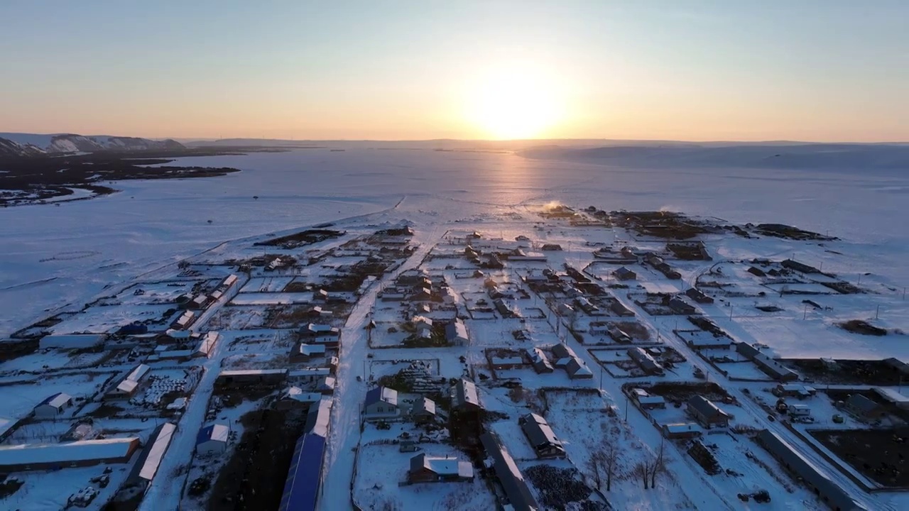 航拍苍茫雪原农场版画雪村暮色视频素材