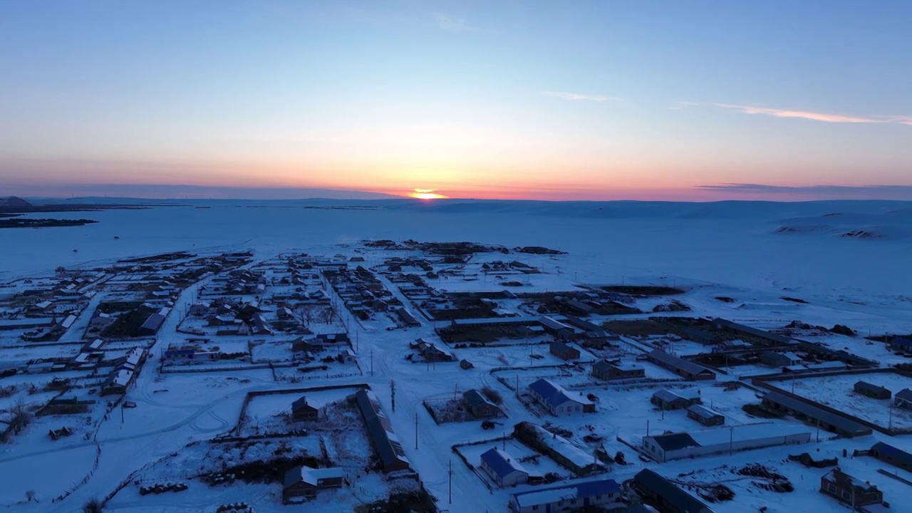 航拍苍茫雪原农场版画雪村暮色视频素材