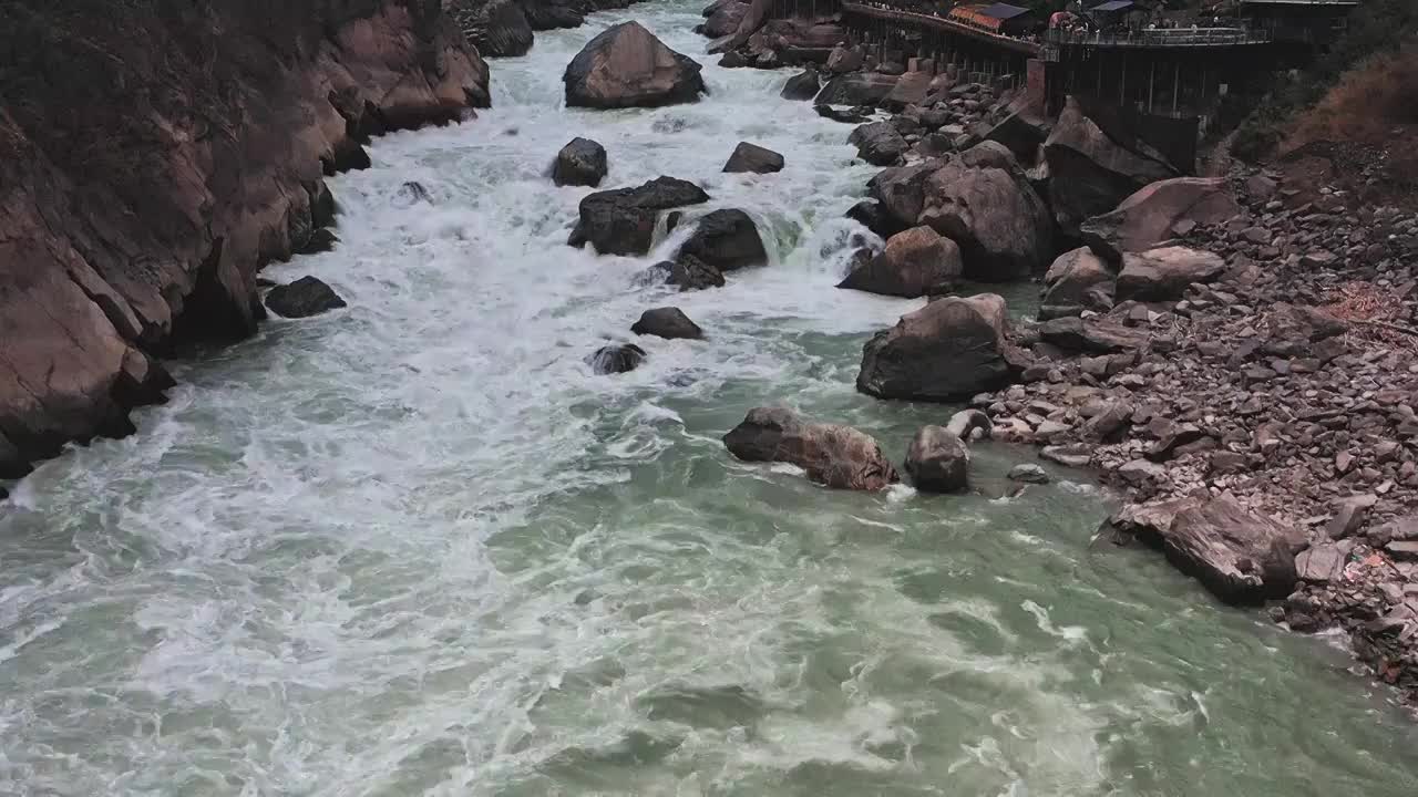 航拍云南香格里拉虎跳峡景区全景和水流礁石特写视频素材