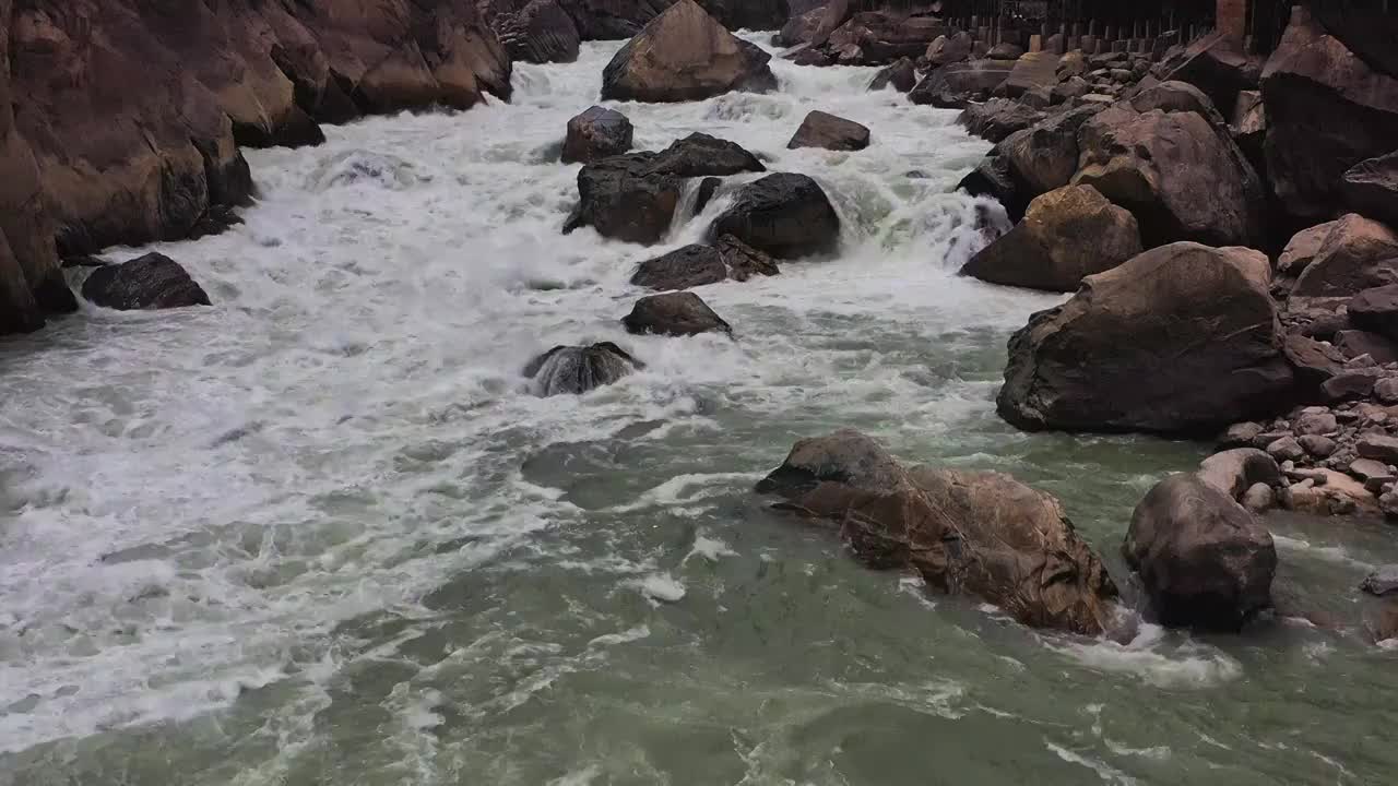 航拍云南香格里拉虎跳峡景区全景和水流礁石特写视频素材