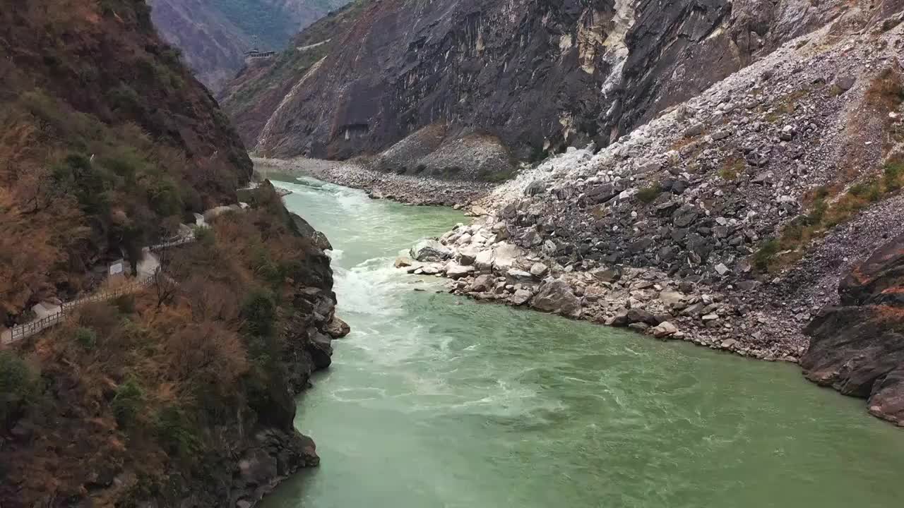 航拍云南香格里拉虎跳峡景区全景和水流礁石特写视频素材