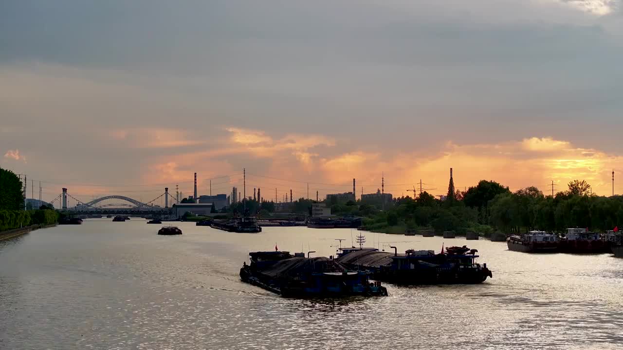 夜晚运河运输忙视频素材