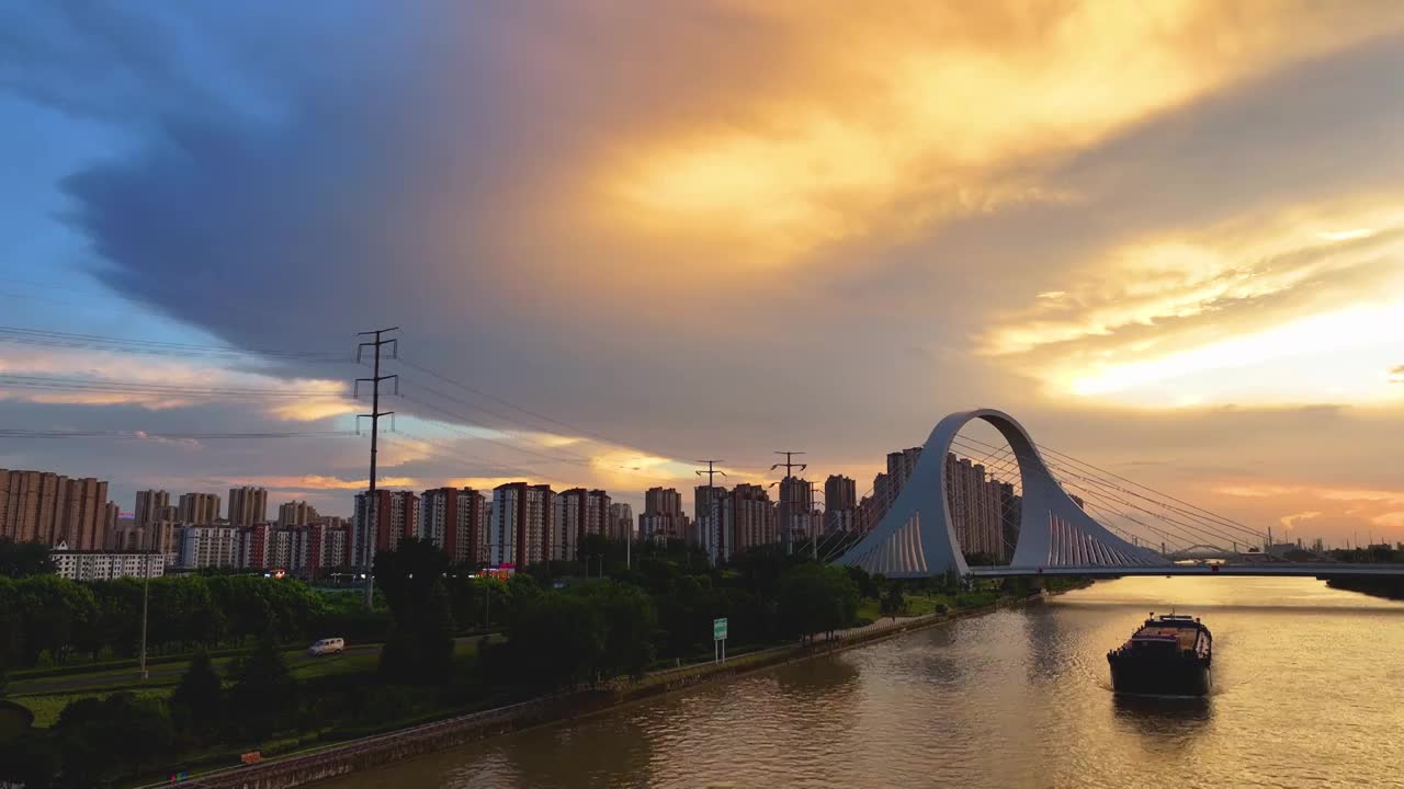 夜晚运河运输忙视频素材