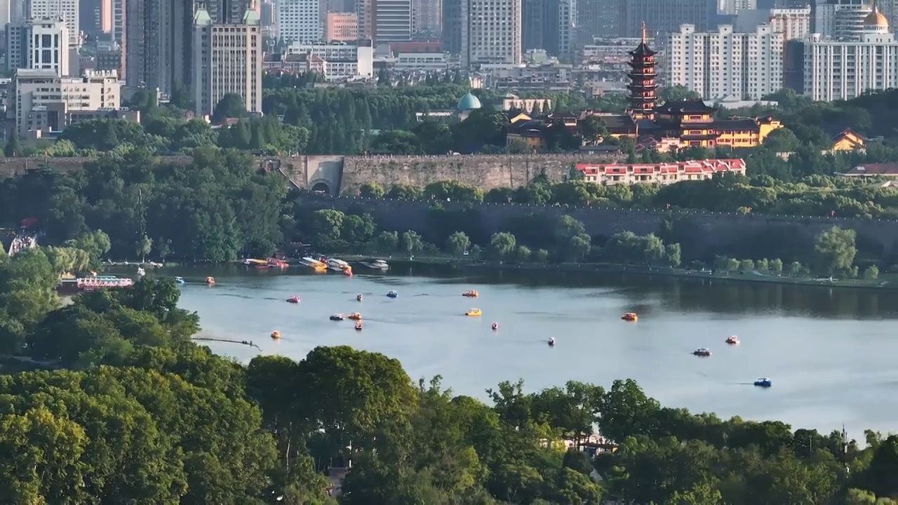 历史古都南京的玄武湖与鸡鸣寺视频素材