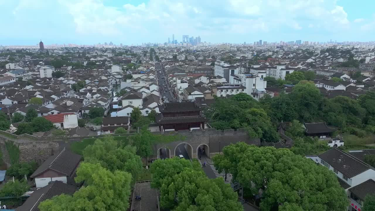 水晶天里的苏州山塘街，阊门与护城河视频素材