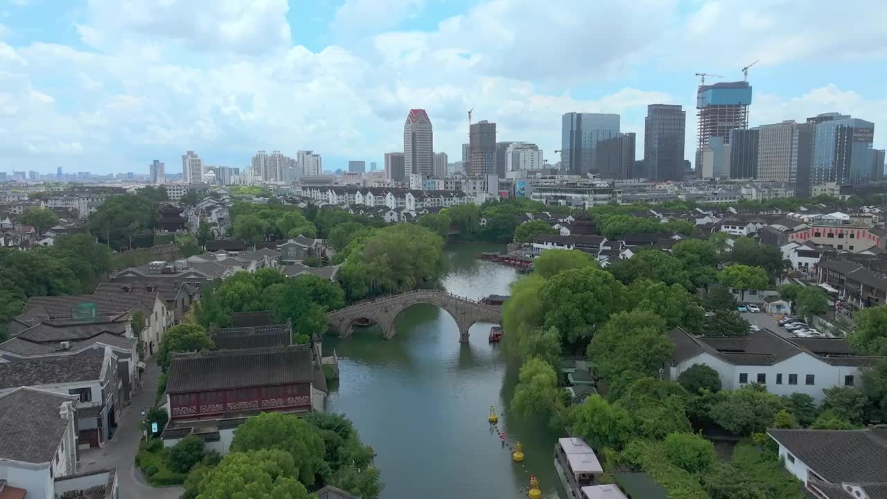 水晶天里的苏州山塘街，阊门与护城河视频素材