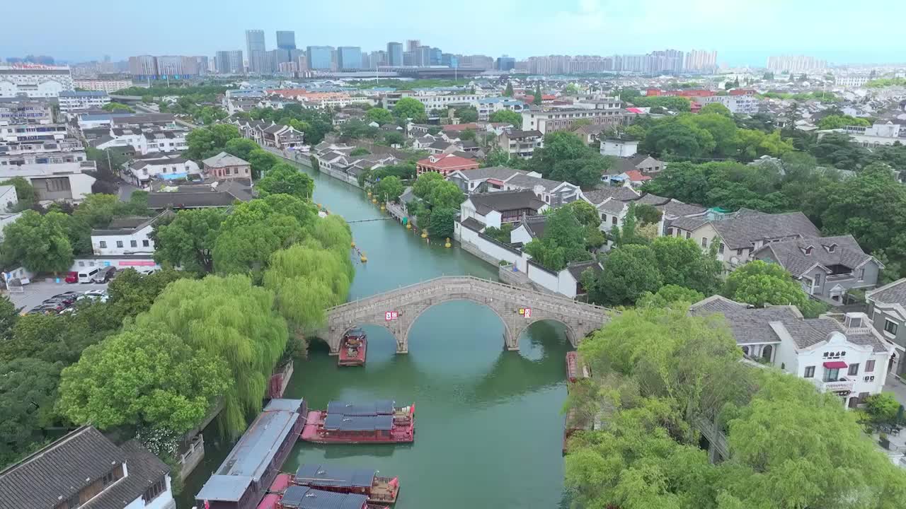 水晶天里的苏州山塘街，阊门与护城河视频素材