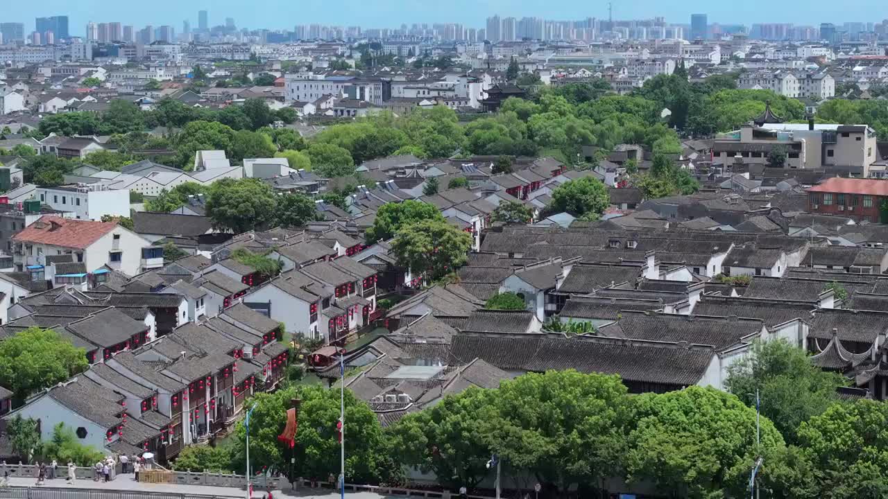 水晶天里的苏州山塘街，阊门与护城河视频素材