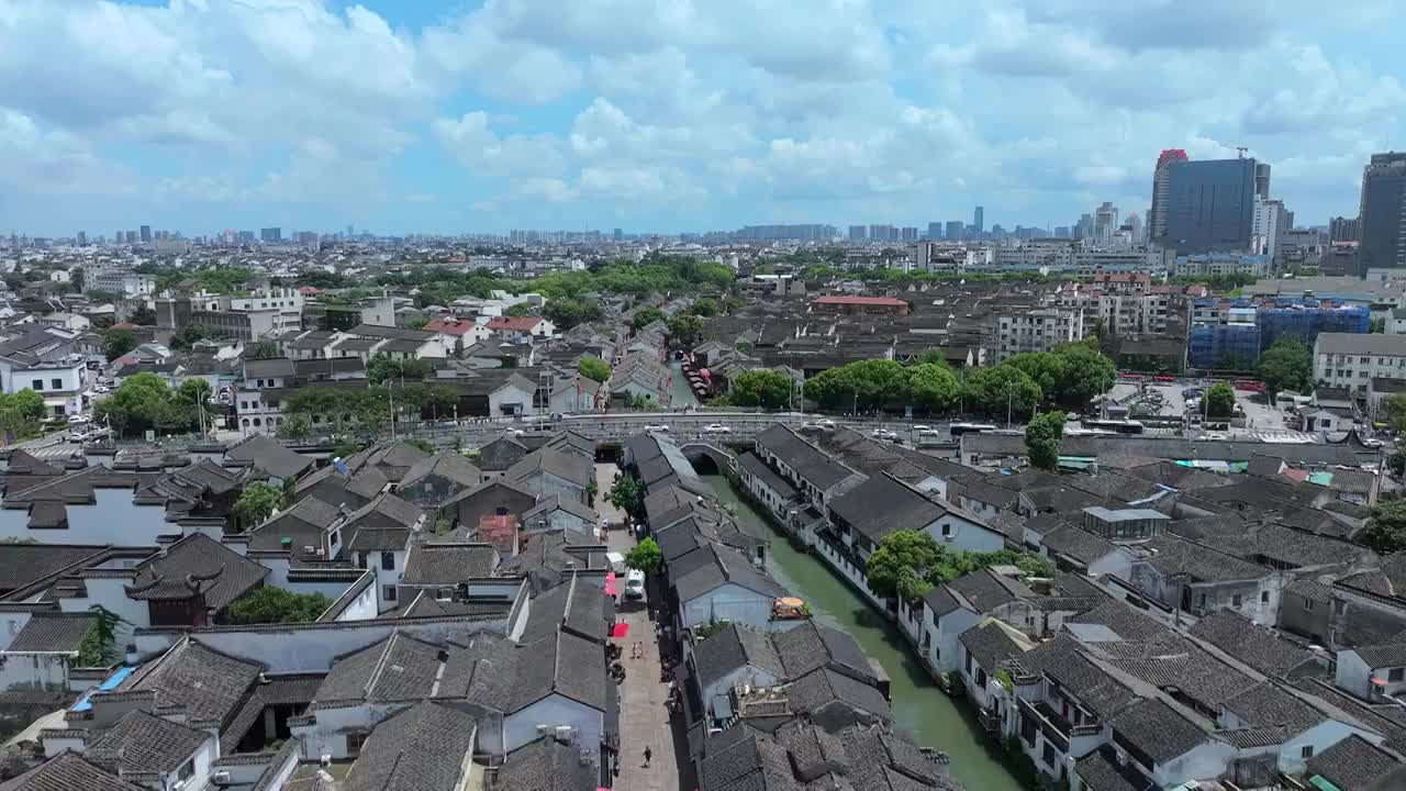 水晶天里的苏州山塘街，阊门与护城河视频素材