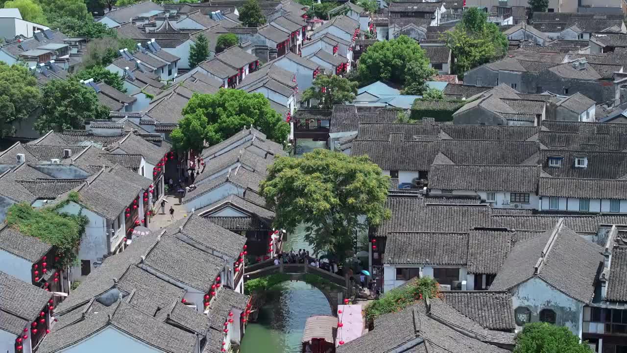 水晶天里的苏州山塘街，阊门与护城河视频素材