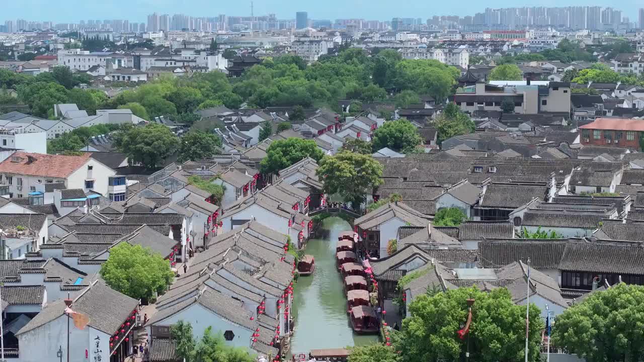 水晶天里的苏州山塘街，阊门与护城河视频素材