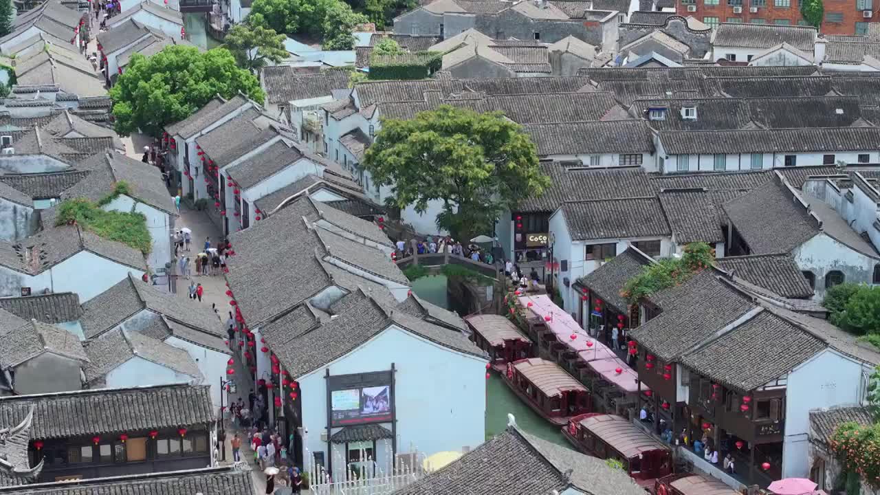 水晶天里的苏州山塘街，阊门与护城河视频素材