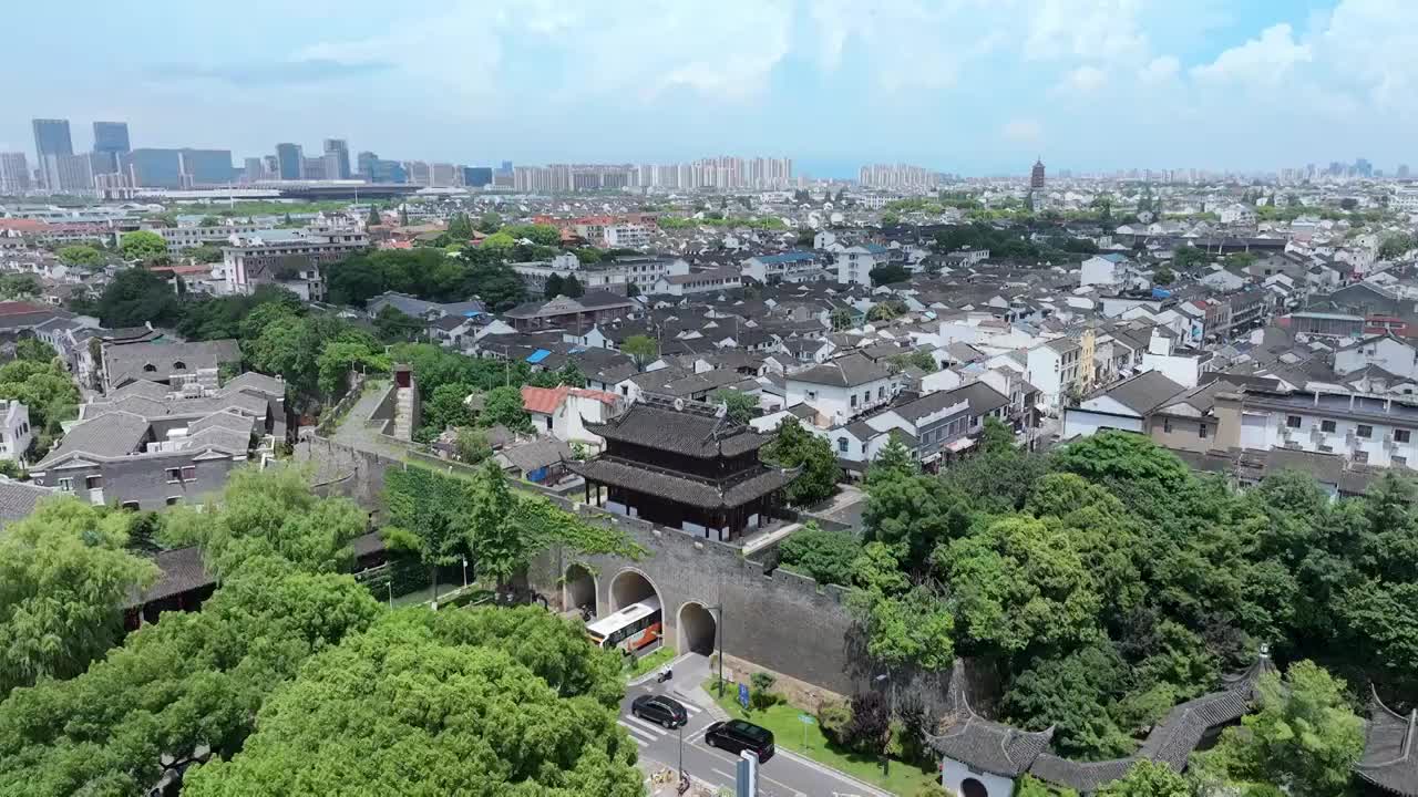 水晶天里的苏州山塘街，阊门与护城河视频素材