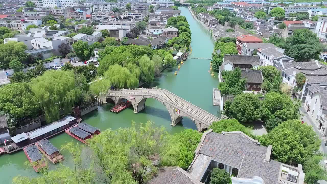 水晶天里的苏州山塘街，阊门与护城河视频素材