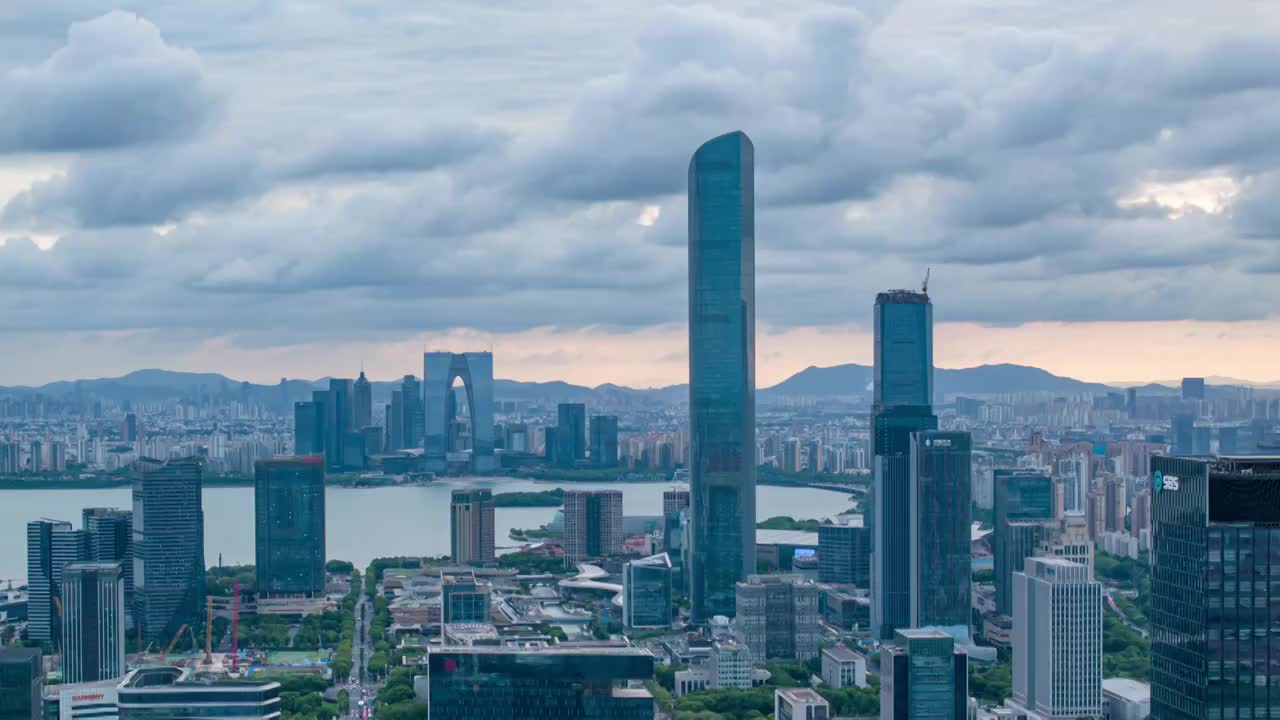 台风天里的苏州园区东方之门航拍延时视频素材