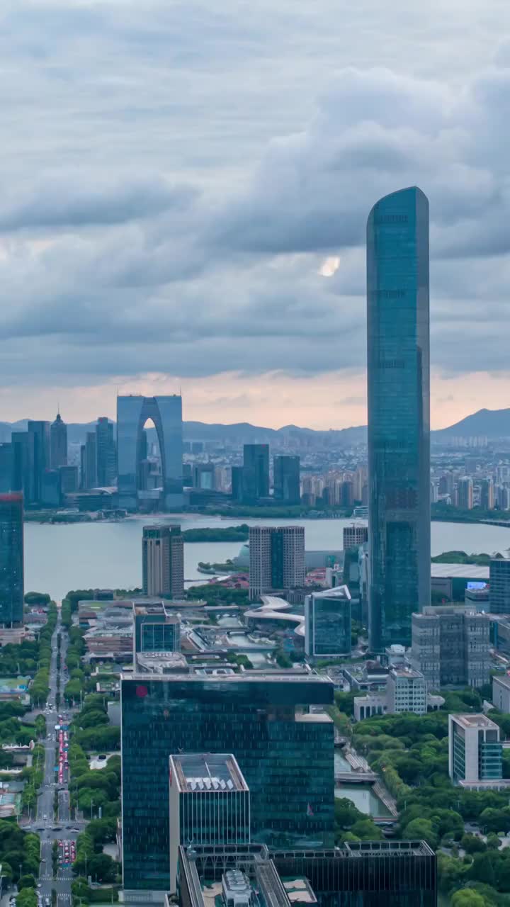 台风天里的苏州园区东方之门航拍延时视频素材