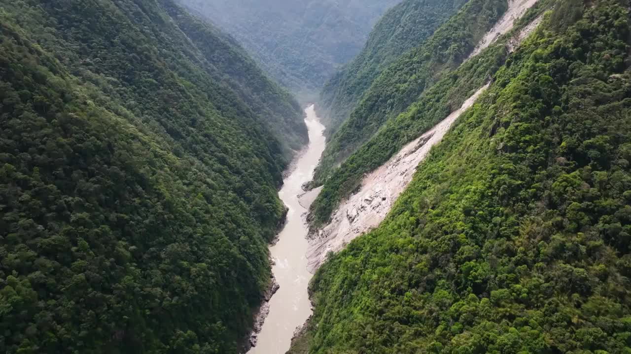 西藏 墨脱 冷多 雅鲁藏布江 山体滑坡视频素材