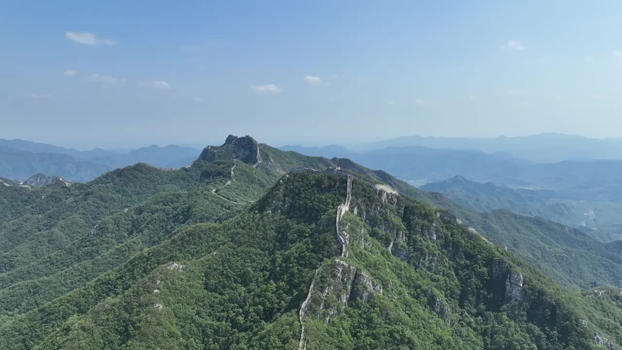 航拍箭扣长城西大墙夏季风光视频素材