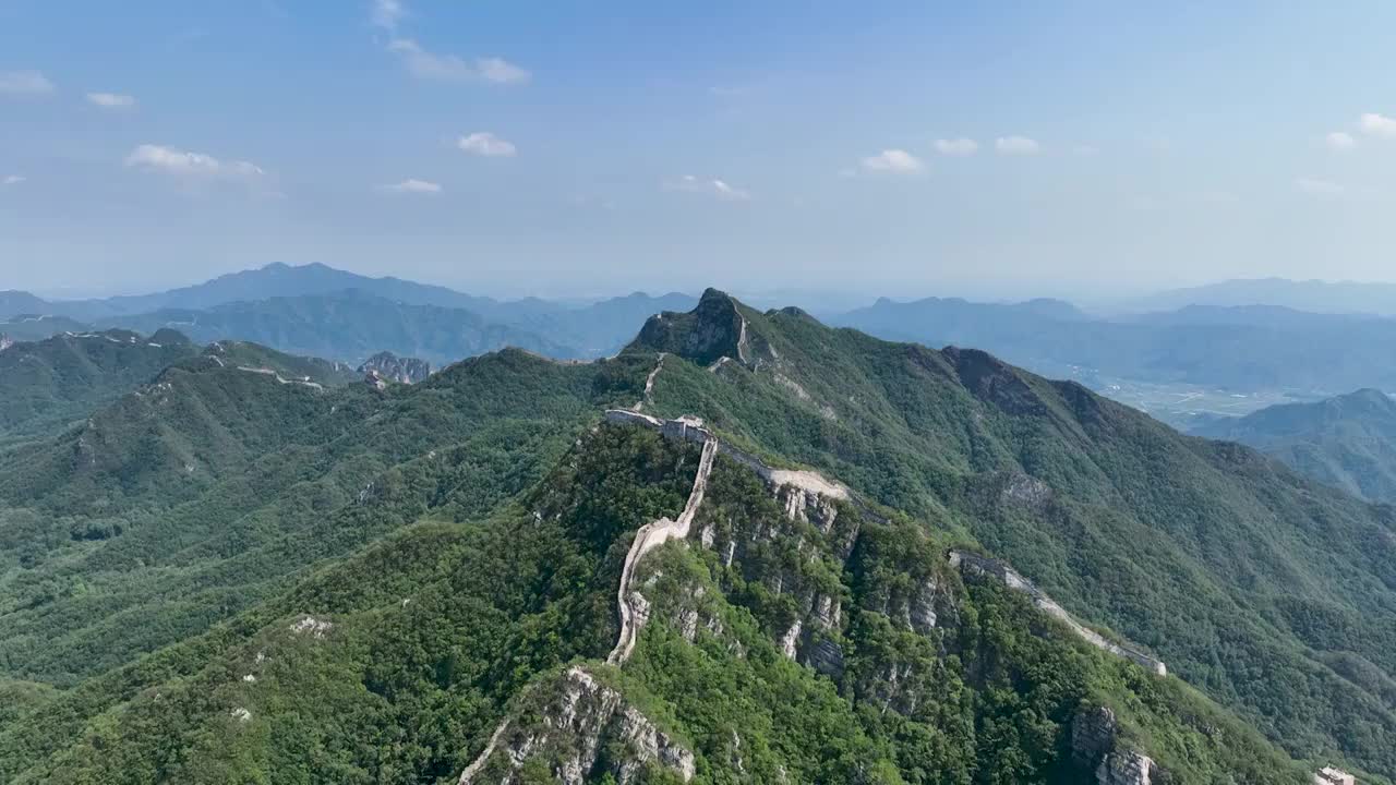 航拍箭扣长城西大墙夏季风光视频素材