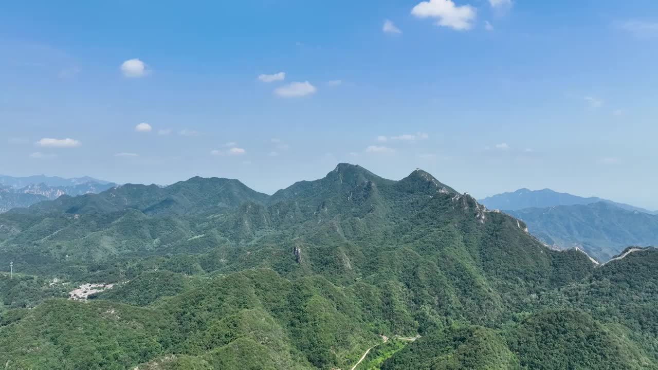 航拍箭扣长城西大墙夏季风光视频素材