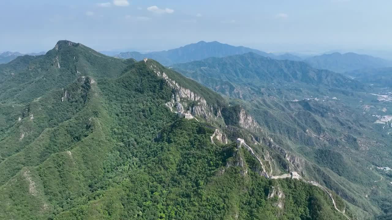 航拍箭扣长城西大墙夏季风光视频素材