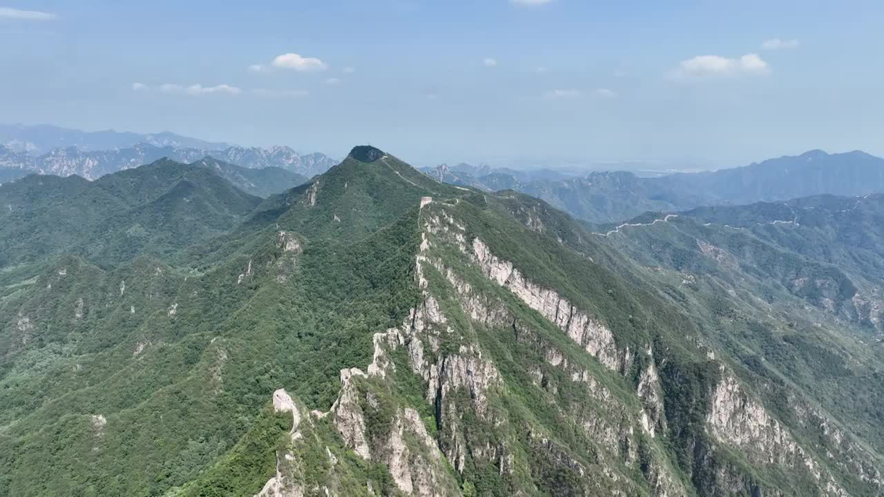 航拍箭扣长城西大墙夏季风光视频素材