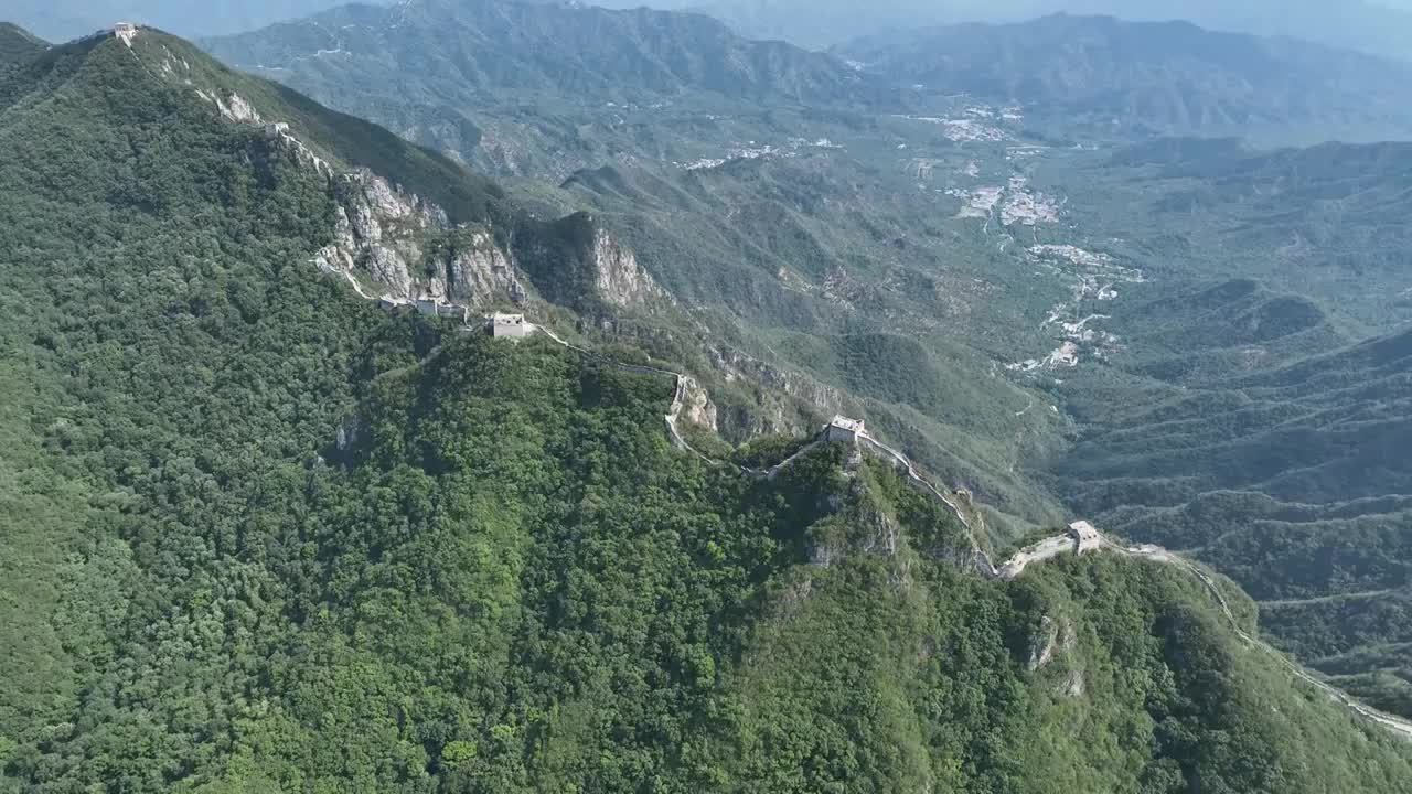 航拍箭扣长城西大墙夏季风光视频素材