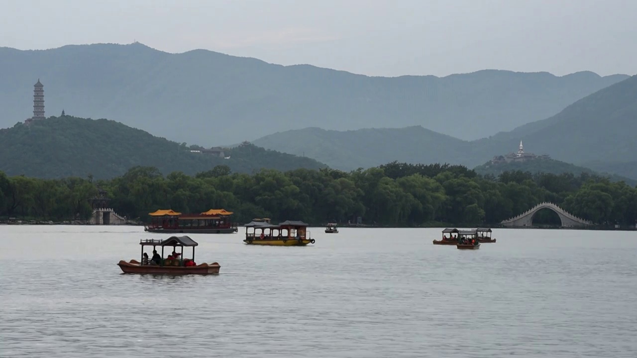 夏天旅游旺季泛舟颐和园昆明湖视频素材