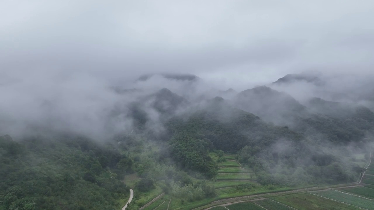 航拍箭扣长城夏季云雾视频素材