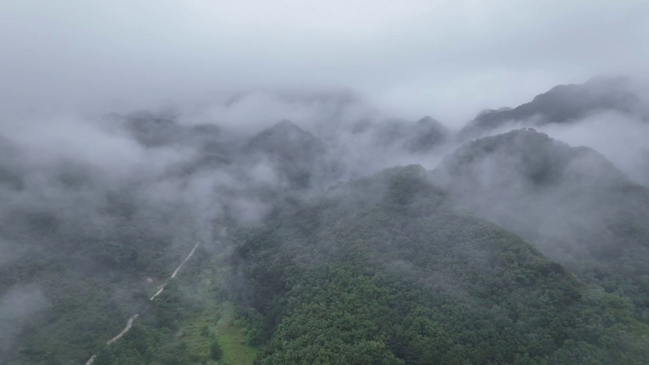 航拍箭扣长城夏季云雾视频素材