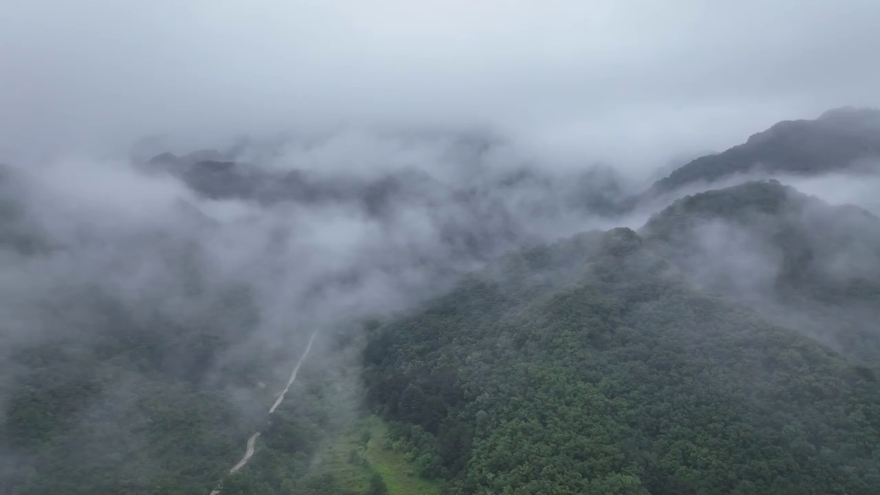 航拍箭扣长城夏季云雾视频素材