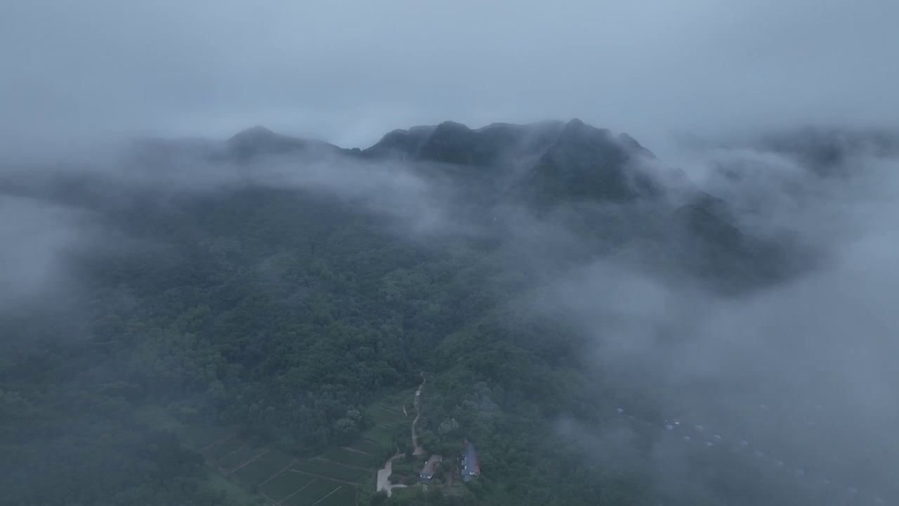 航拍箭扣长城夏季云雾视频素材