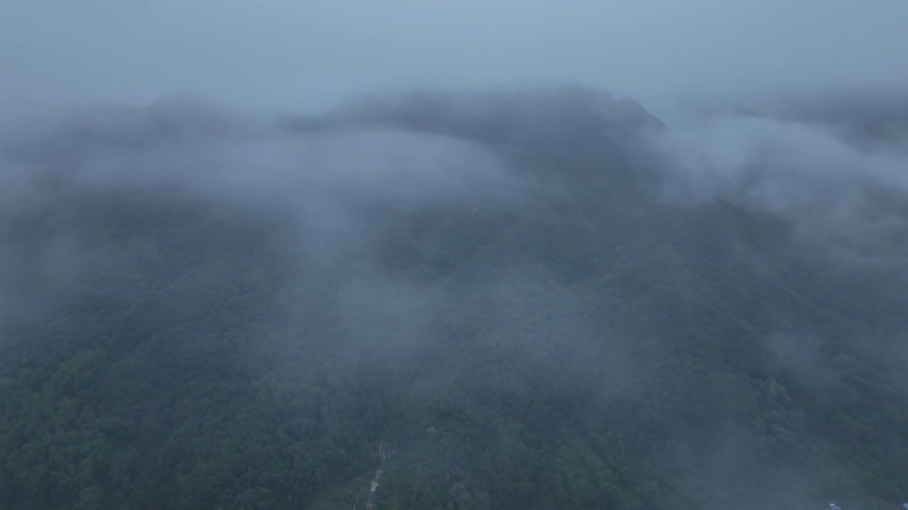 航拍箭扣长城夏季云雾视频素材