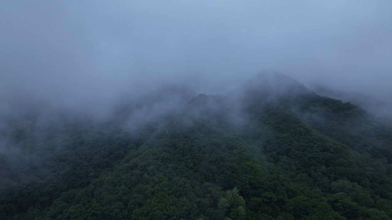 航拍箭扣长城夏季云雾视频素材