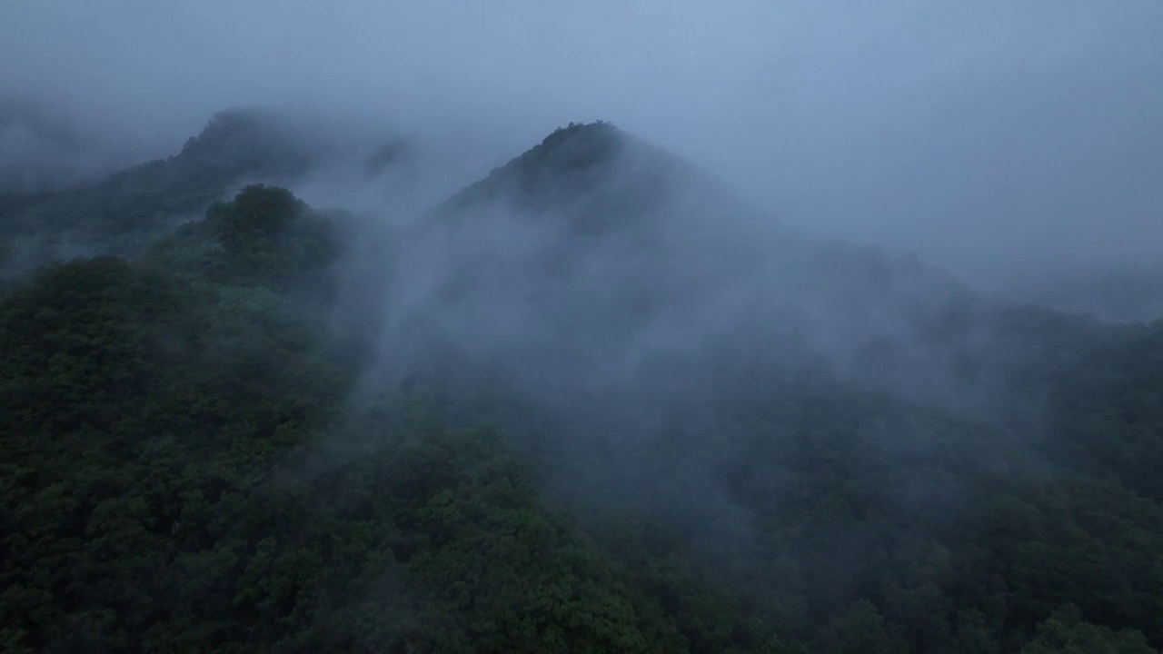 航拍箭扣长城夏季云雾视频素材