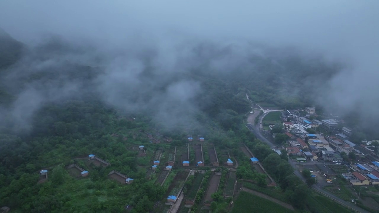 航拍北京怀柔西栅村云雾视频素材