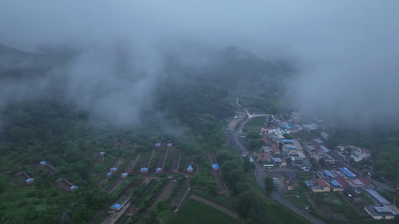 航拍北京怀柔西栅村云雾视频素材