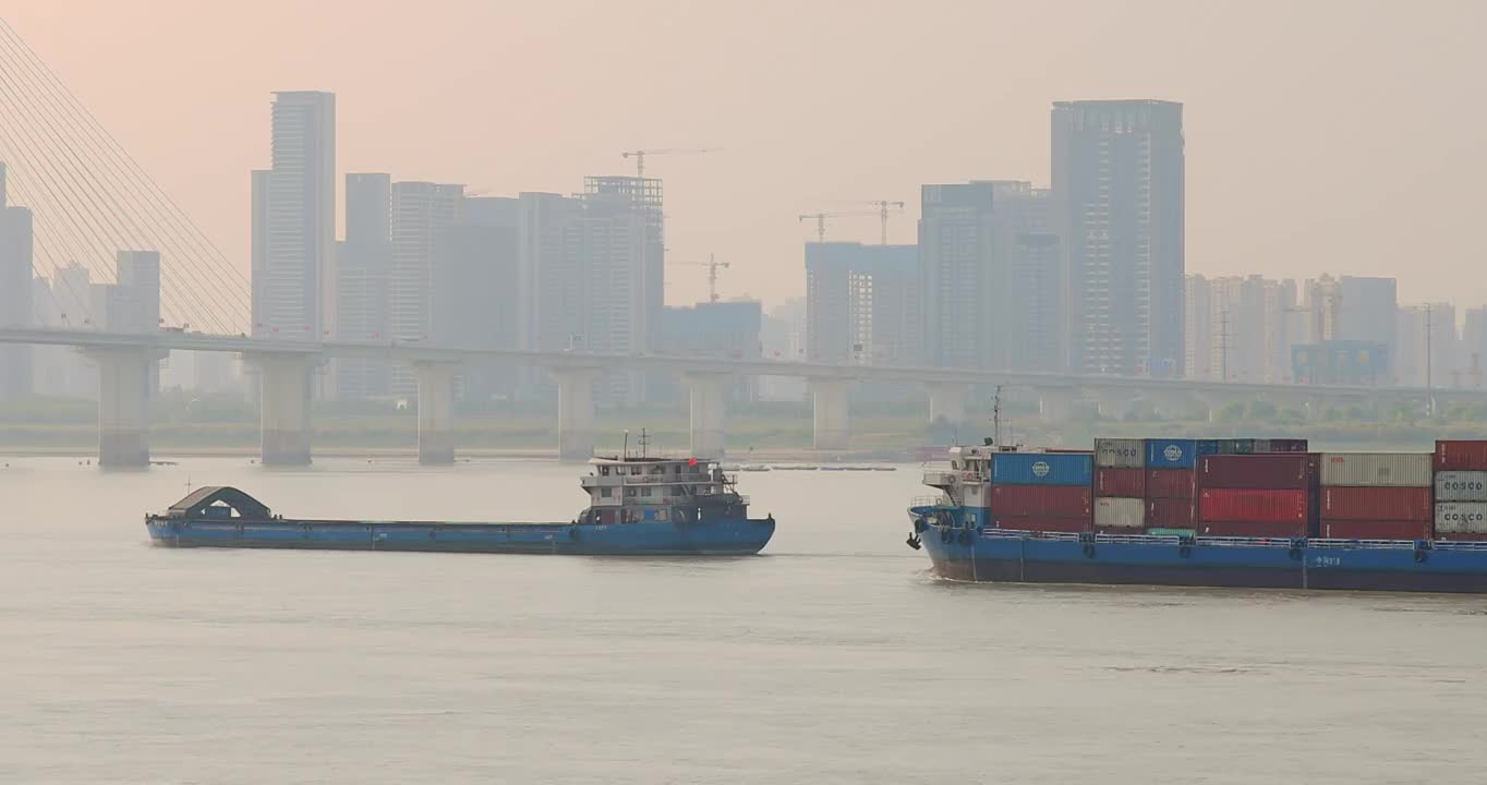 武汉长江水面正在运输中的货轮视频素材