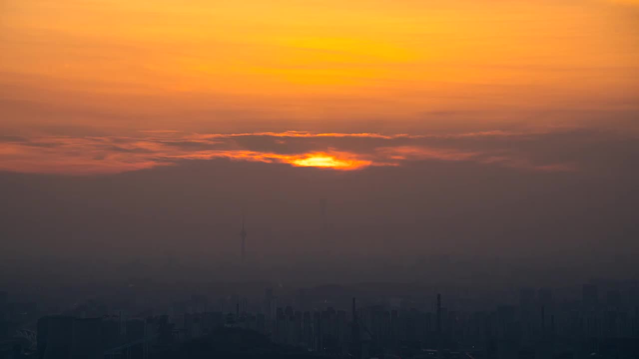 北京日出太阳从厚云中露头中景视频下载